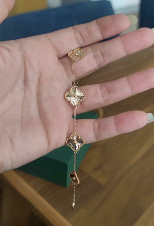 دستبند با وزن 5.780سوت بسیار زیبا و با کیفیت و تردندی ترین این روزها