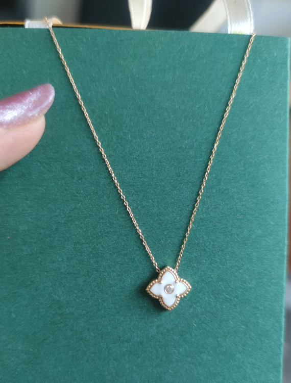 سبک نمادار و مینیمال مناسب استایل روزانه