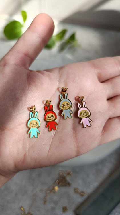 پلاک طلای زنانه مدل لبوبو سبک و ظریف