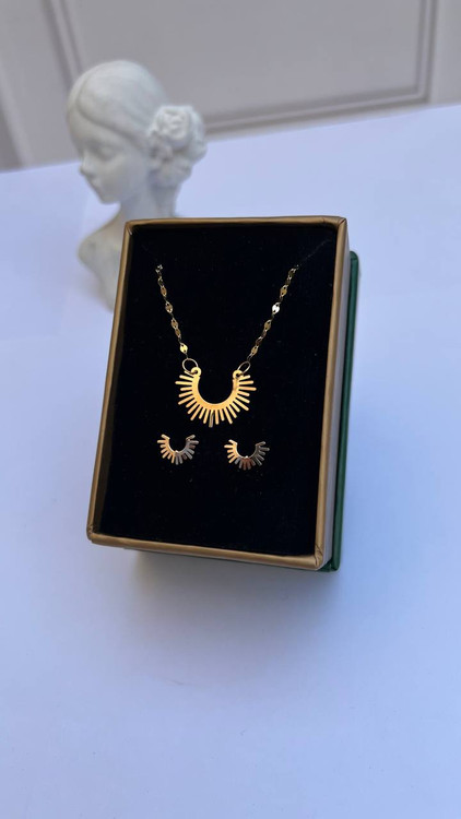 نیمست زنانه خورشیدی طلای ۱۸ عیار – پلاک و گوشواره – وزن ۱.۵ گرم