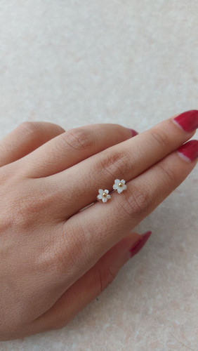 گوشواره طلا میخی طرح شکوفه زنانه – وزن ۴۱۰ سوت – طلای ۱۸ عیار